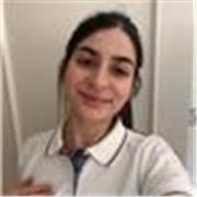 Joven que se dedica a su tiempo libre a ayudar a personitas de primera 