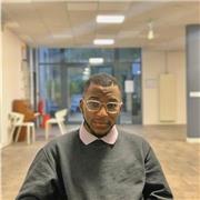 Étudiant en 3eme année aide les élèves de 6eme en terminale à faire leurs devoirs de mathématiques