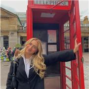 Étudiante ayant habité aux États-Unis et ayant travaillé dans des milieux anglophones