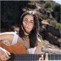 Graduada en musicología y guitarrista con 7 años de experiencia en escenarios, enseña guitarra, ukelele para todos los niveles. ¡a