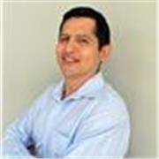 Profesor de inglés que imparte clases a estudiantes de nivel primaria y secundaria