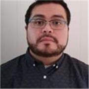 Ingeniero eléctrico realiza clases