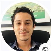 Ingeniero brinda clases de matemáticas para alumnos de enseñanza básica