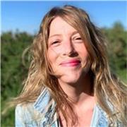 Acompaño a personas adultas y también a adolescentes y jóvenes en procesos de aprendizaje. Incidiendo en aquellos aspectos de su vida ya sean emocionales, psicológicos, relacionales o ambientales que pudieran estar interfiriendo en su proceso. 