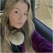 Profesora de apoyo y fomento del aprendizaje para promover el éxito académico de estudiantes de primaria, eso o bachillerato