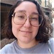 Profesora titulada, realizando máster imparte clases on-line.