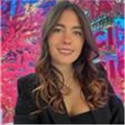 Laureata in scienze della mediazione linguistica, impartisce lezioni di italiano per studenti stranieri