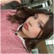 Jovencita imparte clases de historia ayuda e imparte con tareas de historia