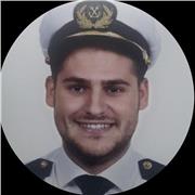 Ingeniero marino imparte clases a niños de todas las edades