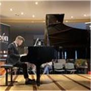 Laureando impartisce lezioni di pianoforte e teoria musicale