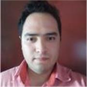 Profesor nativo idioma en español básico demostrando excelencia al escribir y hablarlo