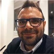 Ingegnere impartisce lezioni di matematica per studenti delle scuole elementari, medie e superiori attraverso canale online