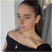 Formada en bachillerato biosanitario y técnica superior de marketing, publicidad y diseño gráfico. 