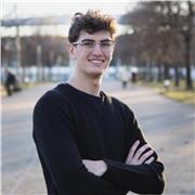 Offro lezioni di pianoforte di avviamento e per principianti. Sono uno studente universitario che suona il pianoforte da più di 10 anni