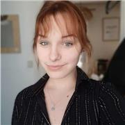 Étudiante pour l'aide aux devoirs en primaire