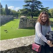 Chica joven ofrece clases de “apoyo a personas con dependencia”, para chicos y chicas que se presentan al grado medio de atención a personas en situación de dependencia