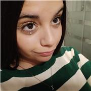 Joven que quiere ayudar y enseñar materias a los niños