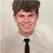Joven opositor de 18 años con bachiller da clases de matemáticas a jóvenes estudiantes
