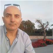 Insegnante di arte impartisce lezioni singole o collettive