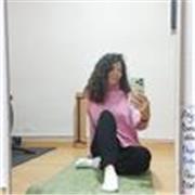 Soy una instructora que respeta y cuida al cuerpo. Mi lema es   el yoga es para todos, no para fotos .