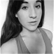 Profesora que imparte clases de psicología clínica y social también español