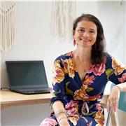 I combine 23 years as a teacher with my life coaching certification to support and inspire students in English.