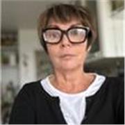 Professeure agrégée de lettres à la retraite donne cours de français en ligne.