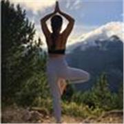 Yogalehrerin für alle Altersgruppen und Menschen mit besonderen Einschränkungen 