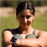 Profesora de yoga de hatha vinyasa