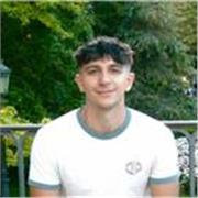 Joven estudiante universitario del ámbito sanitario al cual le gusta enseñar materias académicas hasta 4 de la ESO