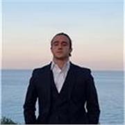 Giovane docente di informatica impartisce lezioni di programmazione per recupero scuole superiori e non solo