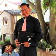 Tutor de español que enseña a jóvenes y adultos.