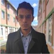 Profesor de derecho, con buen manejo de expresión verbal y corporal