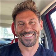 Profesor de inglés con más 15 años de experiencia, impartiendo, clases de inglés y preparando para los exámenes oficiales. He vivido durante más de 12 años Estados Unidos. Estuve trabajando para corporativas como Ford motor Company o Costco Wholesale. Mi