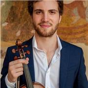 Professore dell’Orchestra Nazionale di Santa Cecilia impartisce lezioni di violino