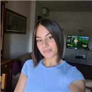 Studentessa all'ultimo anno di infermieristica che impartisce lezioni di matematica di base pe4 studenti elementari e medie