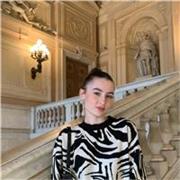 Studentessa al quarto anno di liceo scientifico fornisce ripetizioni di matematica e fisica