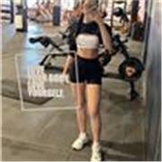 Profesora monitora fitnes apta para todas las edades y niveles 