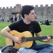 Chitarrista con 18 anni di pratica, frequenza accademia Lizard e produzione di contenuti musicali, offre lezioni di chitarra