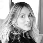 Docente di tecnologia impartisce lezioni di disegno tecnico, matematica e materie di studio per scuole medie