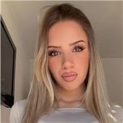 Me defino como una persona súper sociable y paciente, me encanta enseñar a los demás. Daría clases desde los 3 a 10 años