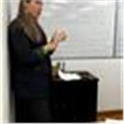 Profesora de economía apta para todos los nievels.