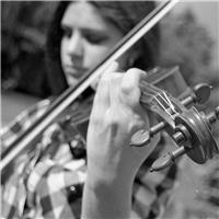 Profesora titulada, con más de 5 años de experiencia, imparte clases particulares de violín, viola, canto y lenguaje musical.