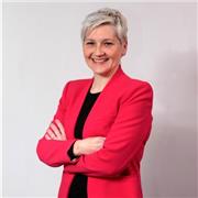 Docente di spagnolo bilingue impartisce lezioni a ragazzi delle medie e superiori