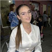 Soy una persona muy responsable, implicada y constante. Me encanta enseñar y me adapto a toda necesidad de cada persona. Tengo nivel de B2.