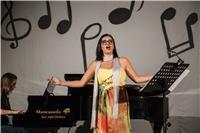 Studentessa di conservatorio impartisce lezioni di pianoforte a bambini e a principianti
