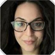 Laureata in giurisprudenza impartisce lezioni di diritto per studenti del liceo