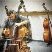 Joven músico con con el título universitario en música e interpretación especializado en el contrabajo, con bastante experiencia participando desde muy joven en distintas orquestas jóvenes y profesionales. 
Doy clases a alumnos de cualquier edad, tanto mu