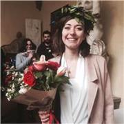 Laureata in pittura e specializzata in scenografia teatrale all'accademia di belle arti di Firenze
