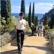 Profesor titulado en español y llevo mas de un año enseñando español a los extranjeros para hacer los exámenes de dele.